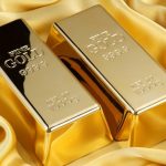 الذهب يبرق وأسعاره ترتفع 4 دولارات مع تراجع عوائد السندات الأميركية