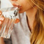 4 مخاطر صحية لشرب الماء أثناء الوقوف